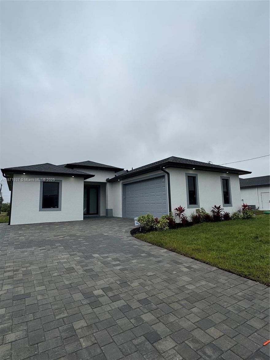 A brand new construction with a modern kitchen, beautiful finishes, and comfort, just made for you. 3 large bedrooms with 2 spacious bathrooms, in the best area of ??Lehigh Acres, a populated and quiet neighborhood close to Walmart and necessities.