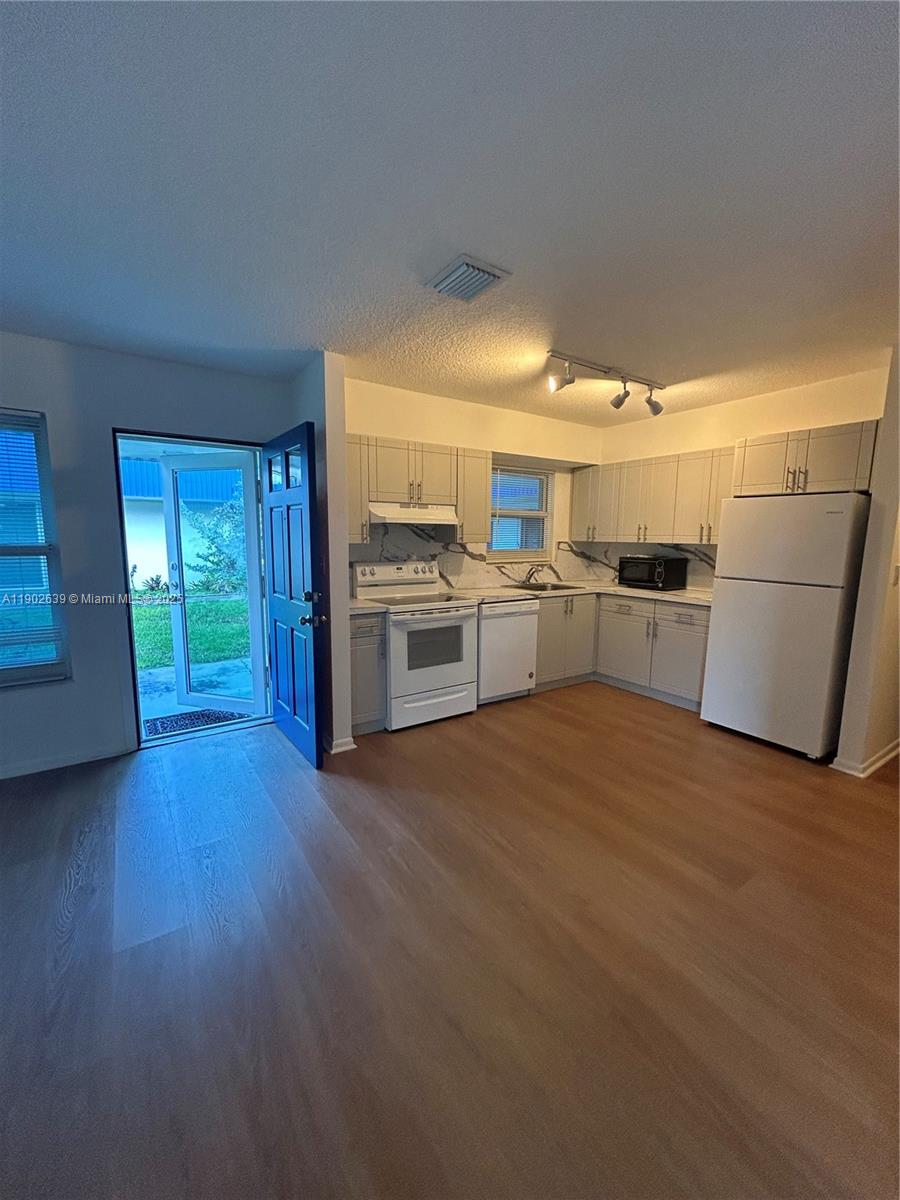 ROYAL PALM VISTA 2 ADD - Residential Lease