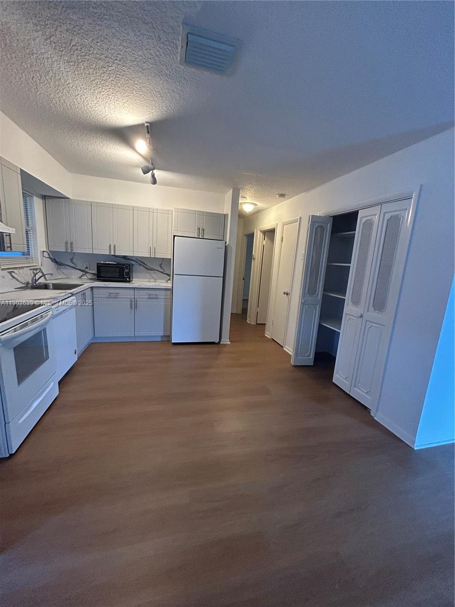 ROYAL PALM VISTA 2 ADD - Residential Lease