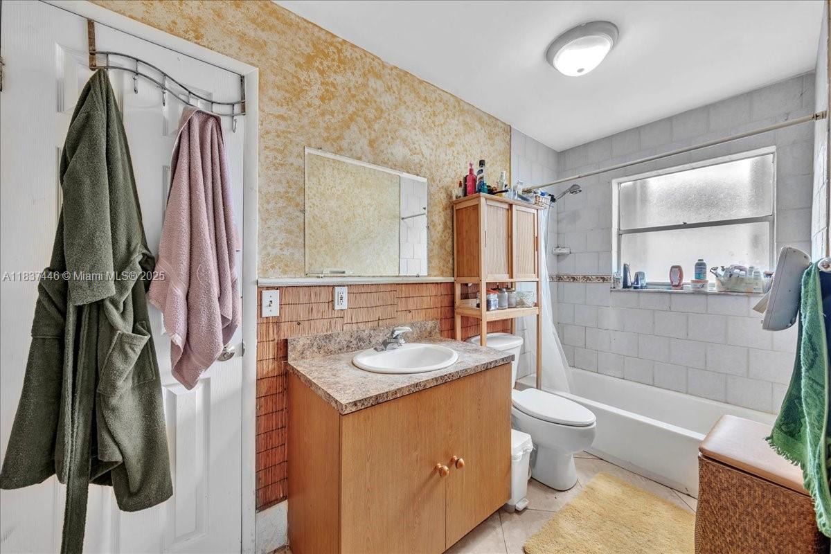 LAKES OF ACADIA UNIT 4 TH - Residential