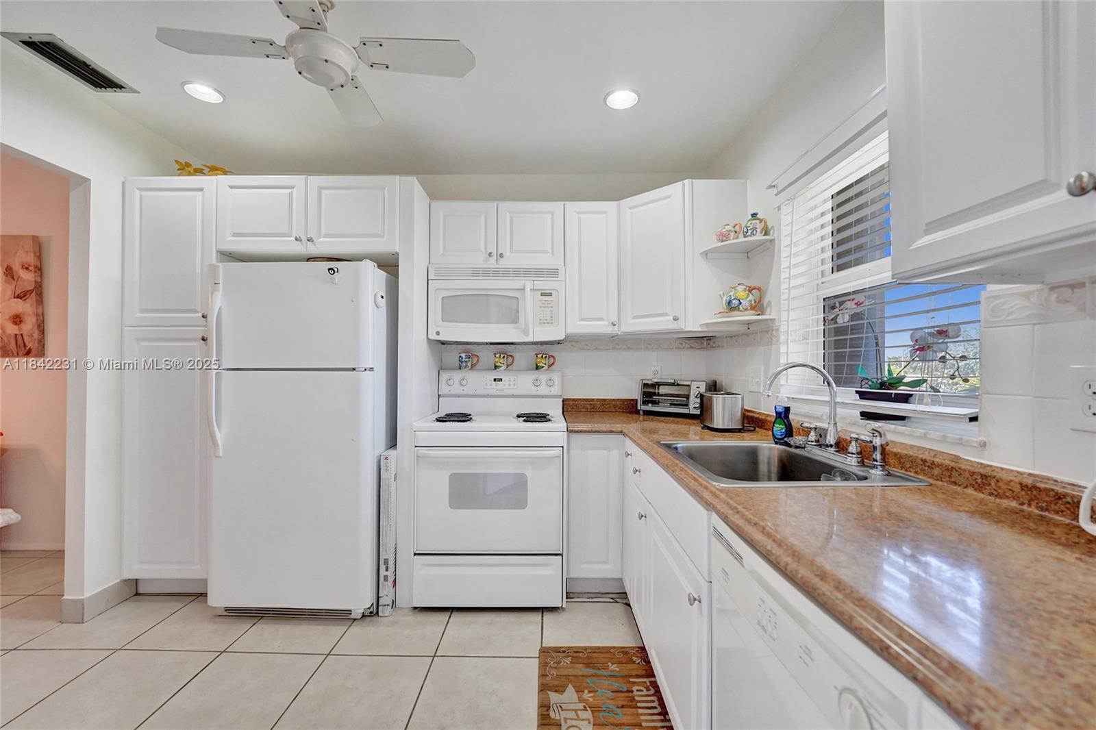 BEVERLY HILLS CONDO NUMBE - Residential Lease
