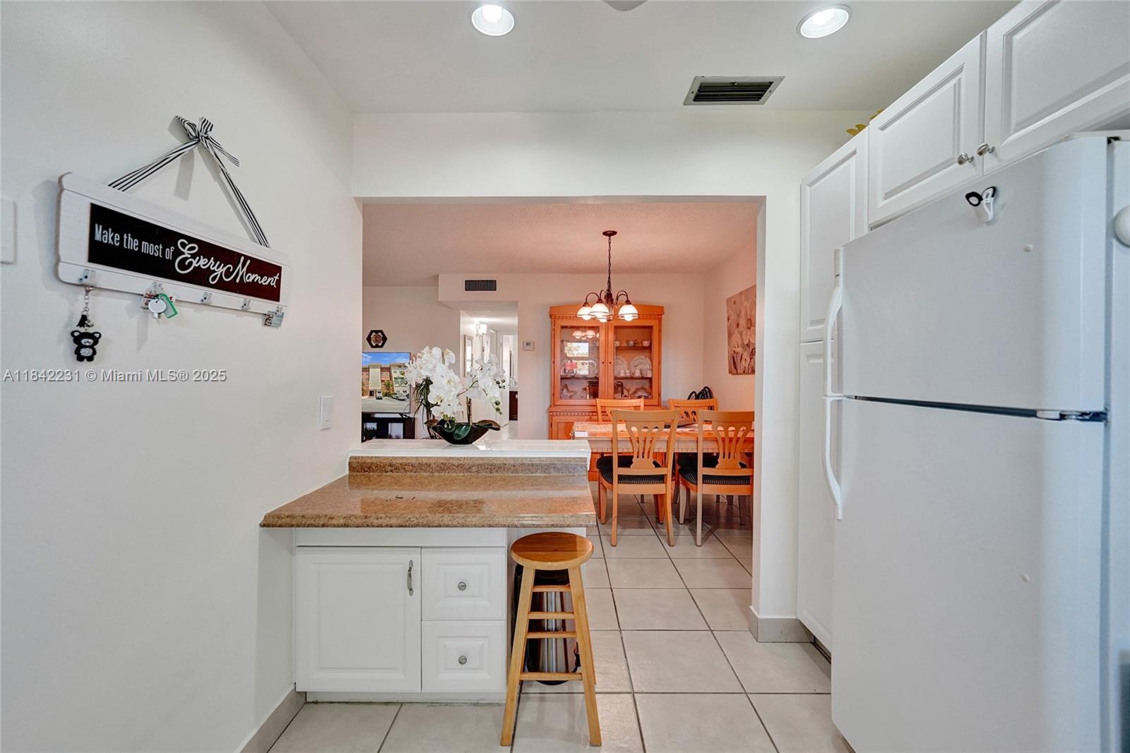 BEVERLY HILLS CONDO NUMBE - Residential Lease