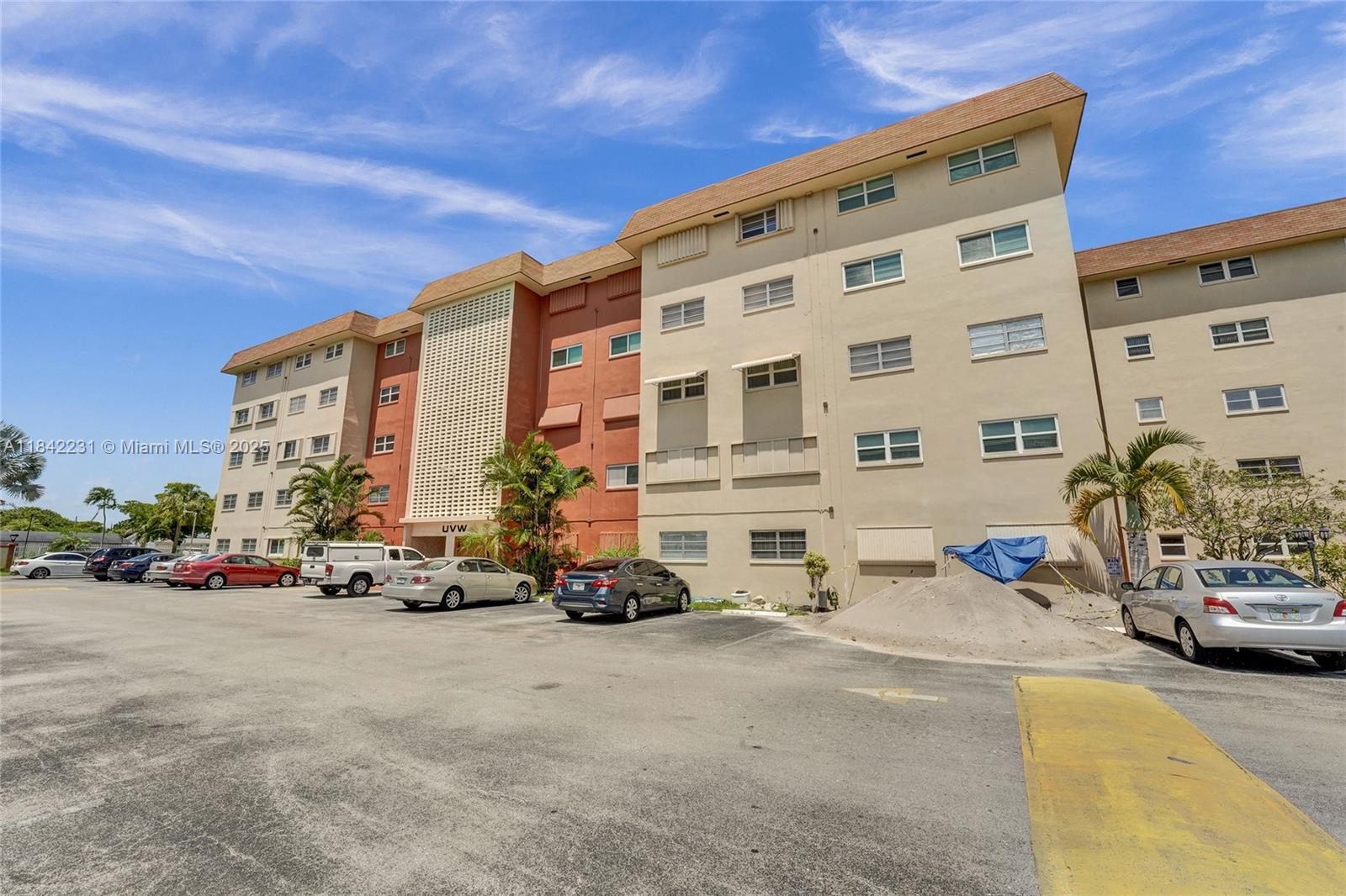 BEVERLY HILLS CONDO NUMBE - Residential Lease