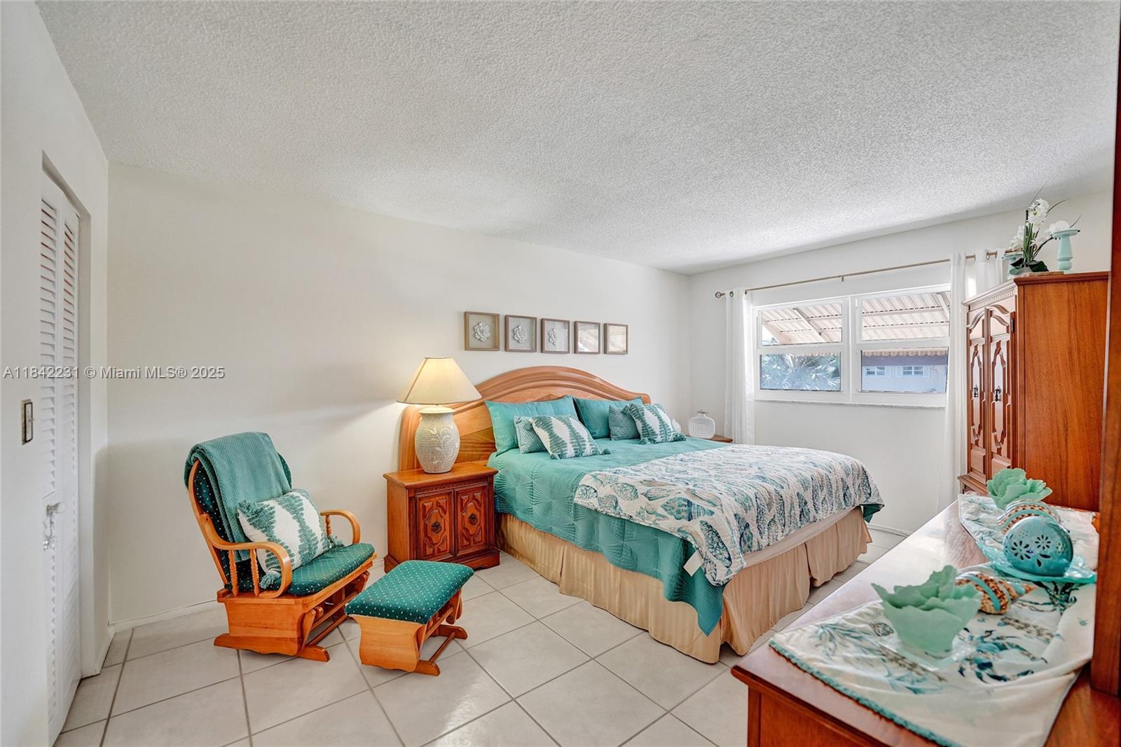 BEVERLY HILLS CONDO NUMBE - Residential Lease