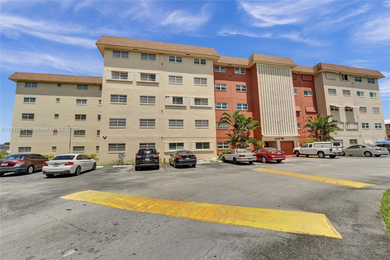 BEVERLY HILLS CONDO NUMBE - Residential Lease