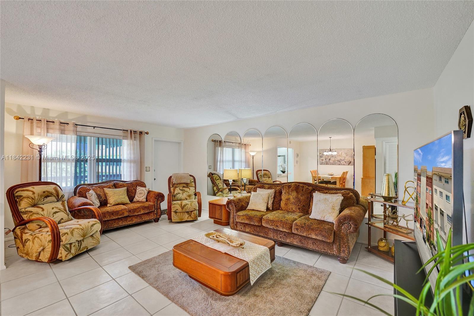 BEVERLY HILLS CONDO NUMBE - Residential Lease