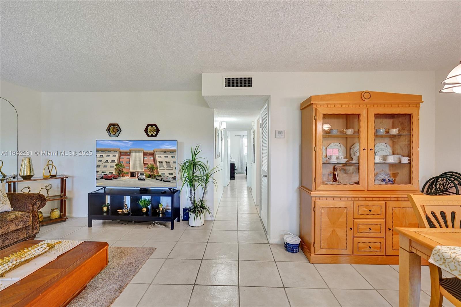BEVERLY HILLS CONDO NUMBE - Residential Lease