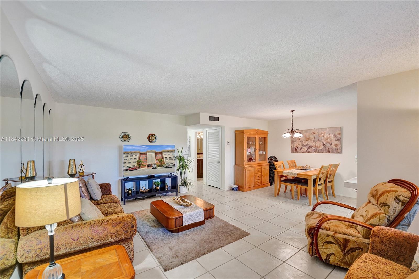 BEVERLY HILLS CONDO NUMBE - Residential Lease