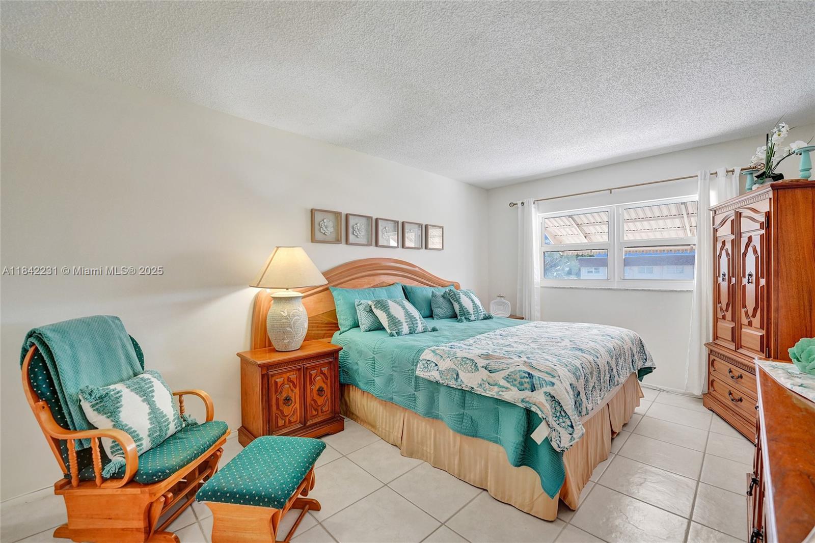BEVERLY HILLS CONDO NUMBE - Residential Lease