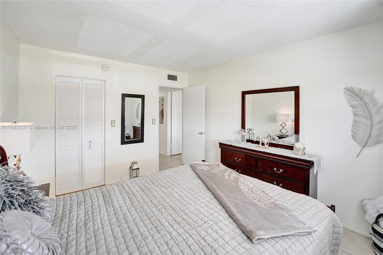 BEVERLY HILLS CONDO NUMBE - Residential Lease