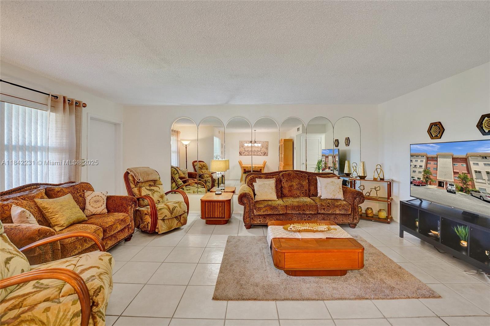 BEVERLY HILLS CONDO NUMBE - Residential Lease