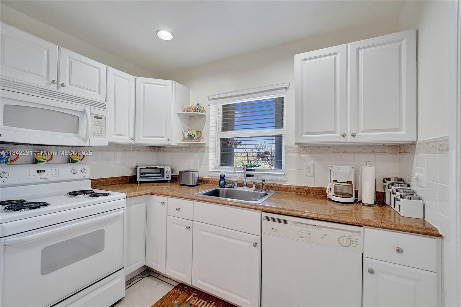 BEVERLY HILLS CONDO NUMBE - Residential Lease