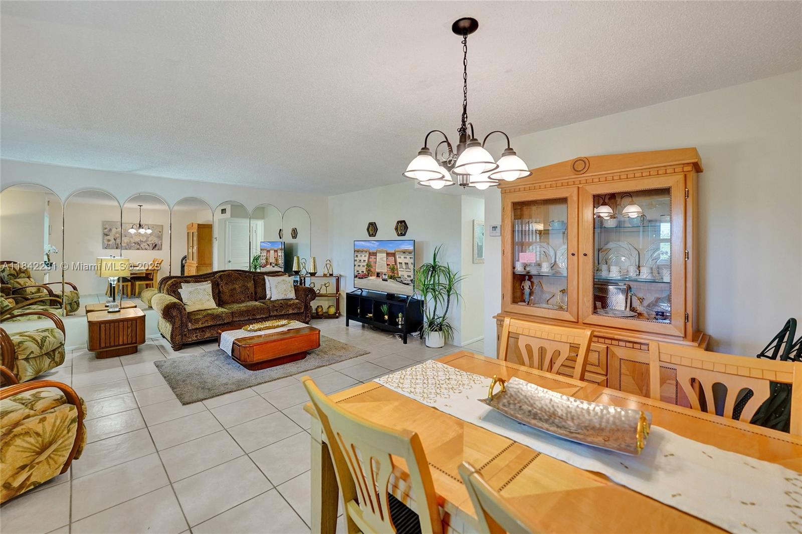 BEVERLY HILLS CONDO NUMBE - Residential Lease
