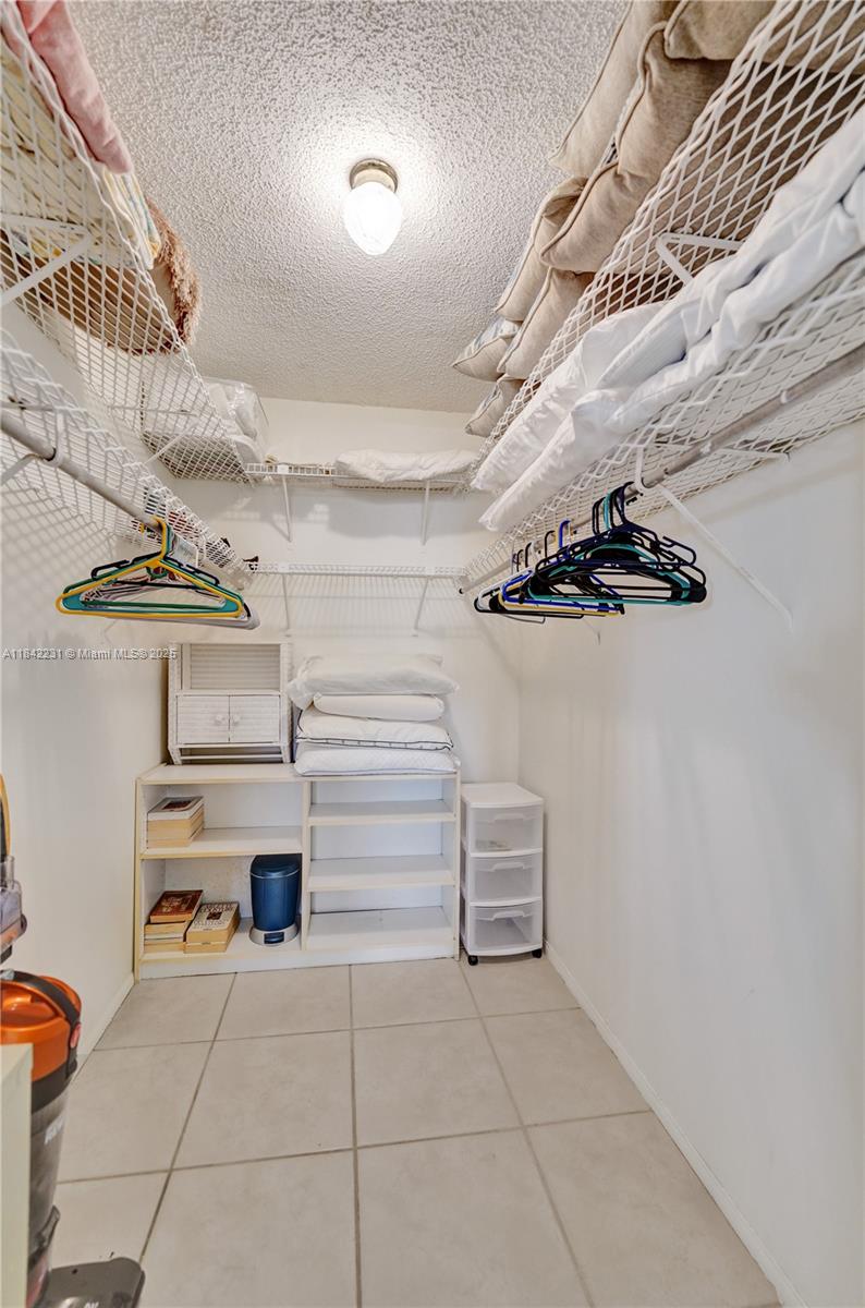 BEVERLY HILLS CONDO NUMBE - Residential Lease