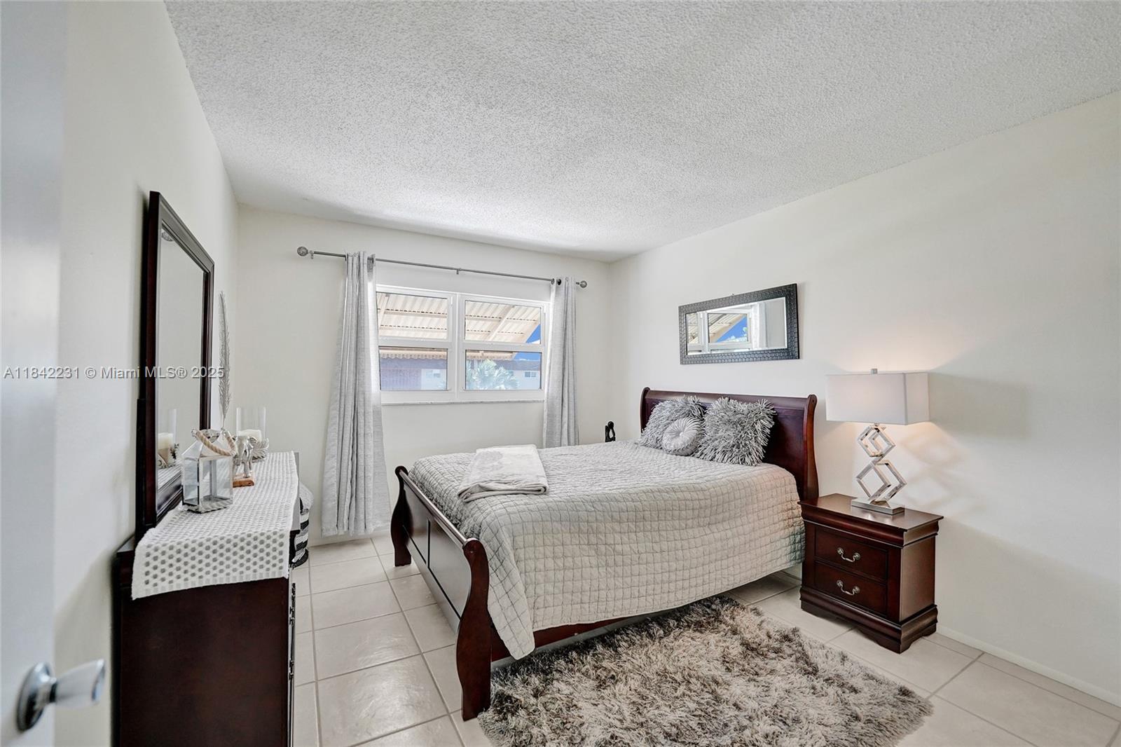 BEVERLY HILLS CONDO NUMBE - Residential Lease