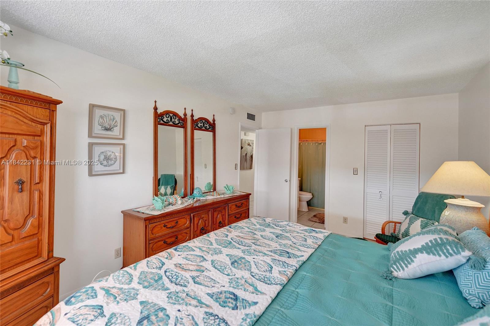 BEVERLY HILLS CONDO NUMBE - Residential Lease