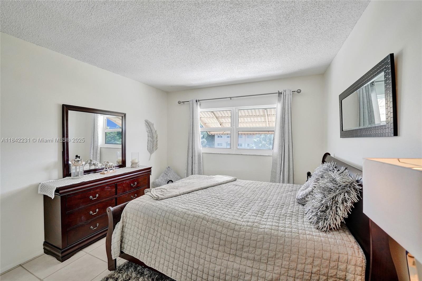 BEVERLY HILLS CONDO NUMBE - Residential Lease
