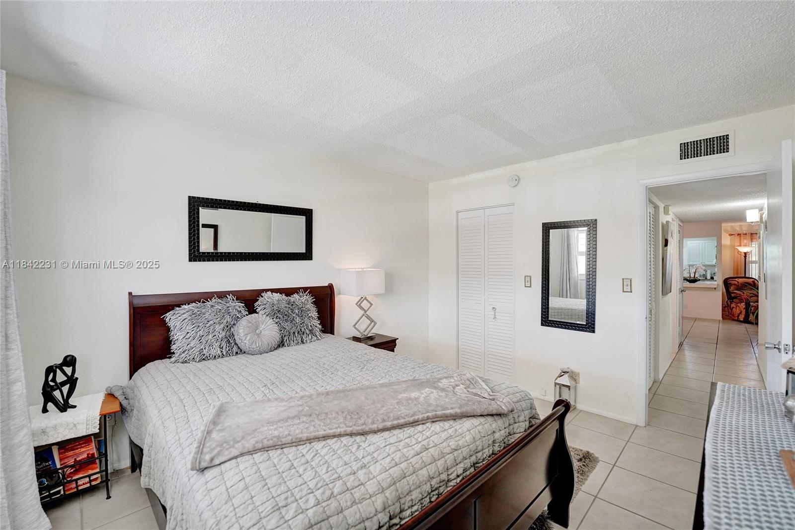 BEVERLY HILLS CONDO NUMBE - Residential Lease