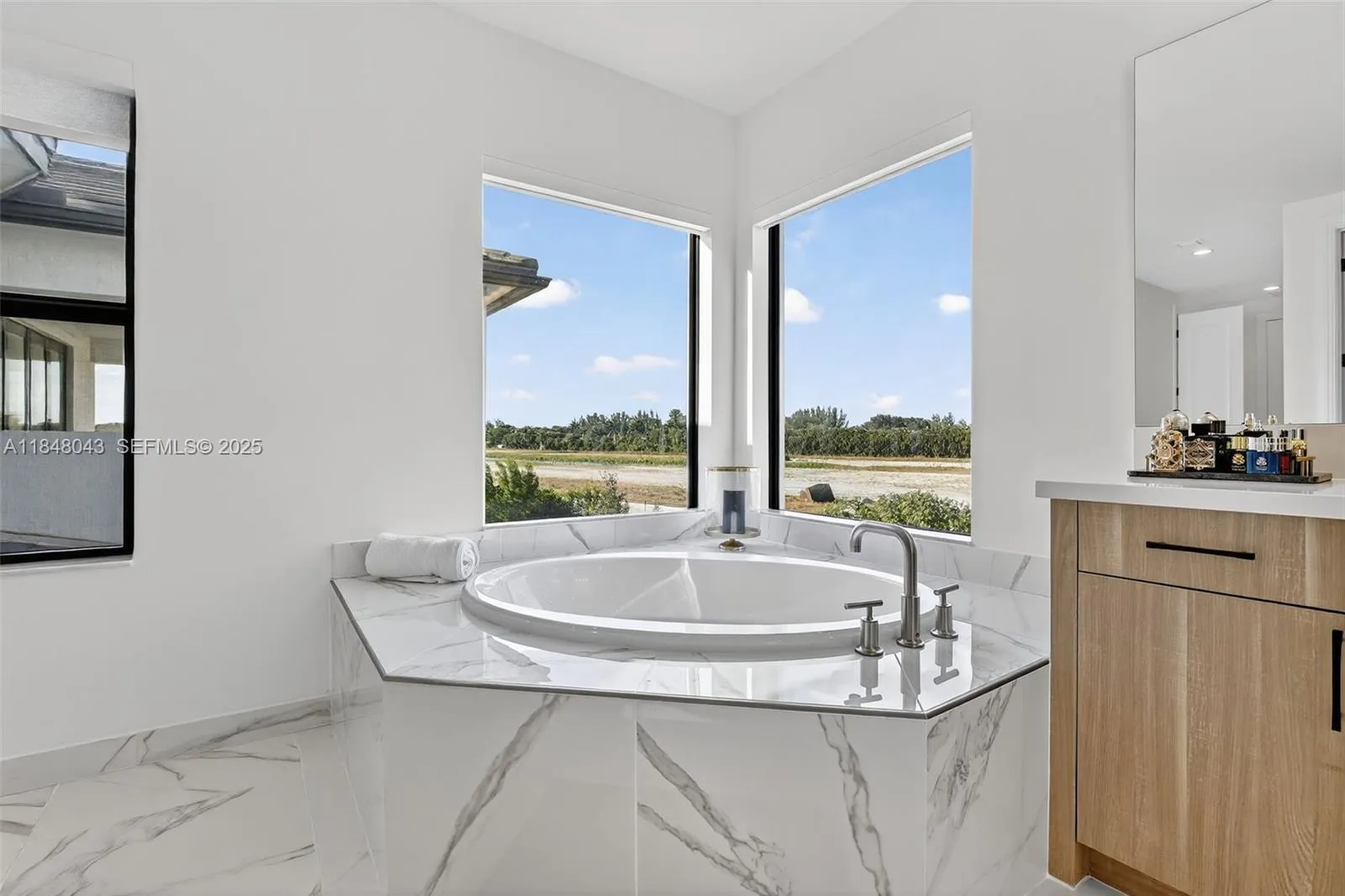 Davie, Florida 33331, United States, 6 Bedrooms Bedrooms, ,7 BathroomsBathrooms,Residential,Active,182190