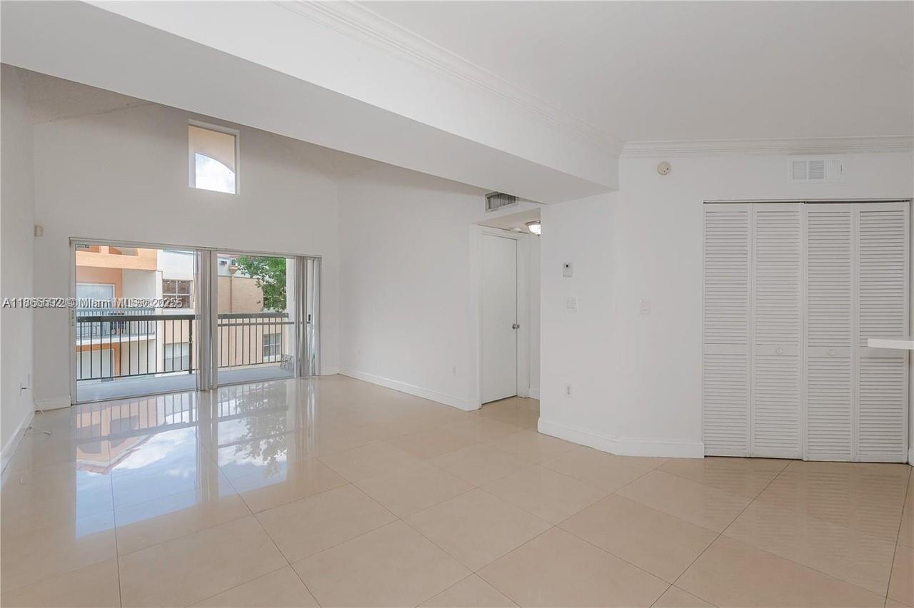Spacious 2 bed 2 bathroom condo in the heart of Hialeah Gardens! Water is included in the rent, very easy to show and quick approval process. Very spacious rooms and living area, come see it today!
Move in with a low deposit of only $1,000 along with first and last month.