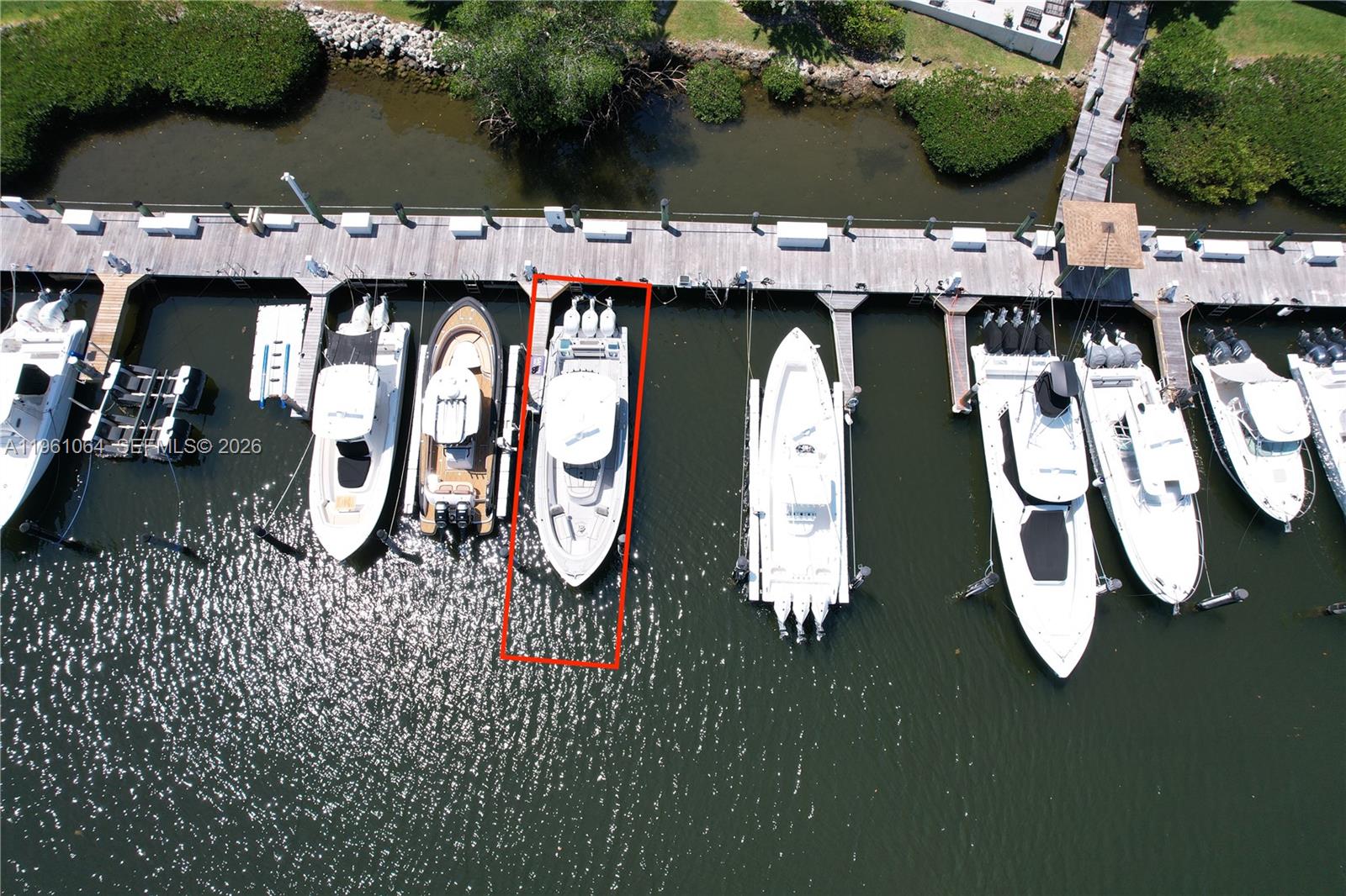 ROYAL HRB YACHT CL MARINA - Land