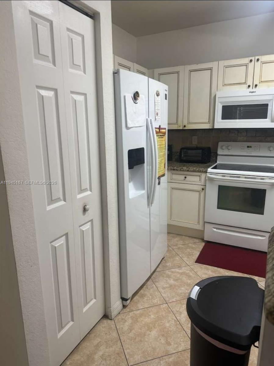 ESTANCIA AT PALM SPRINGS - Residential