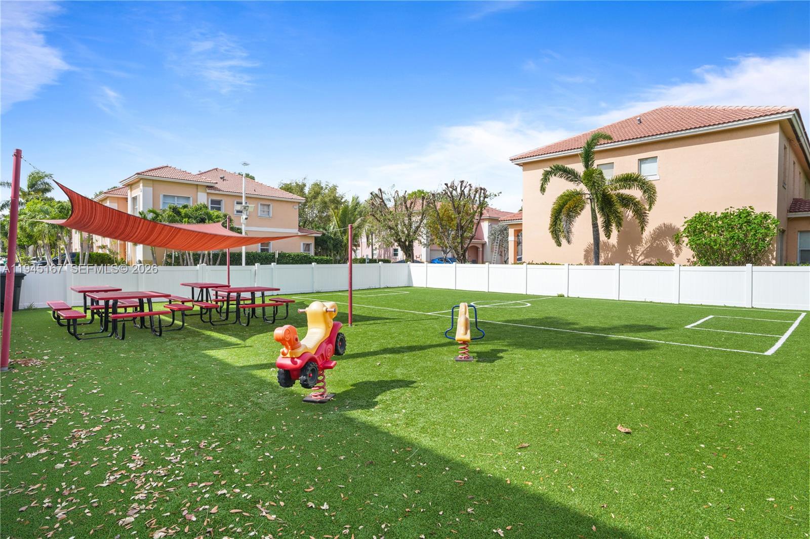 ESTANCIA AT PALM SPRINGS - Residential