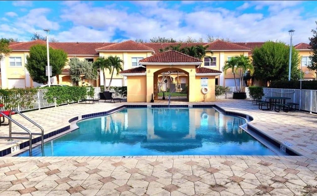 ESTANCIA AT PALM SPRINGS - Residential