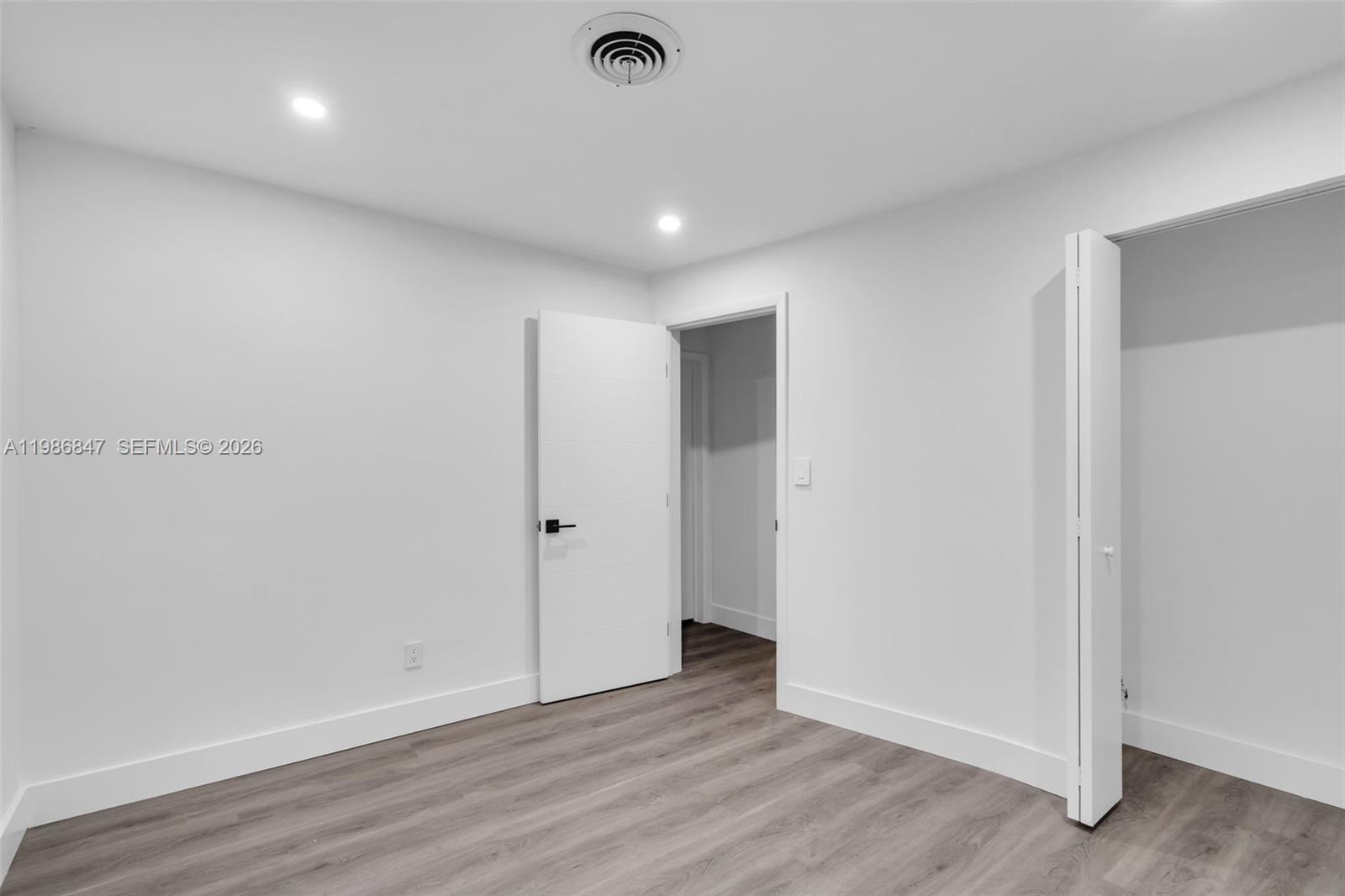 CRESTHAVEN NO 5 - Residential Lease