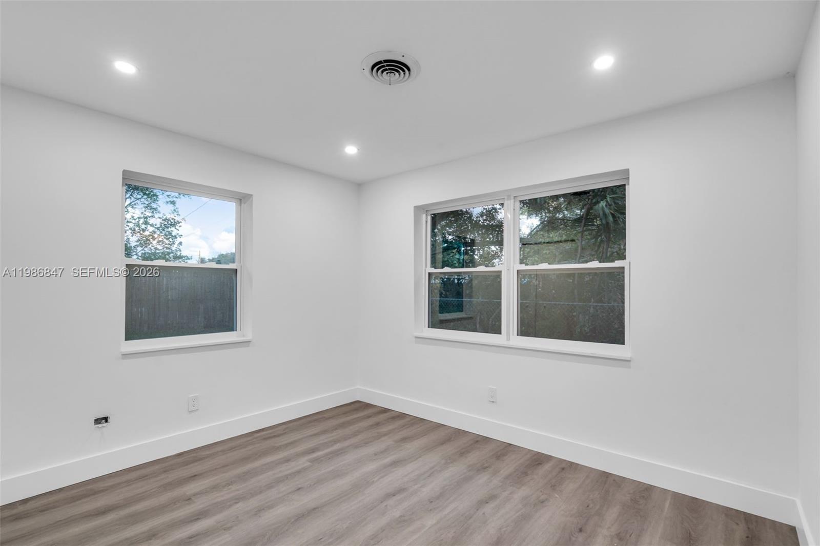 CRESTHAVEN NO 5 - Residential Lease