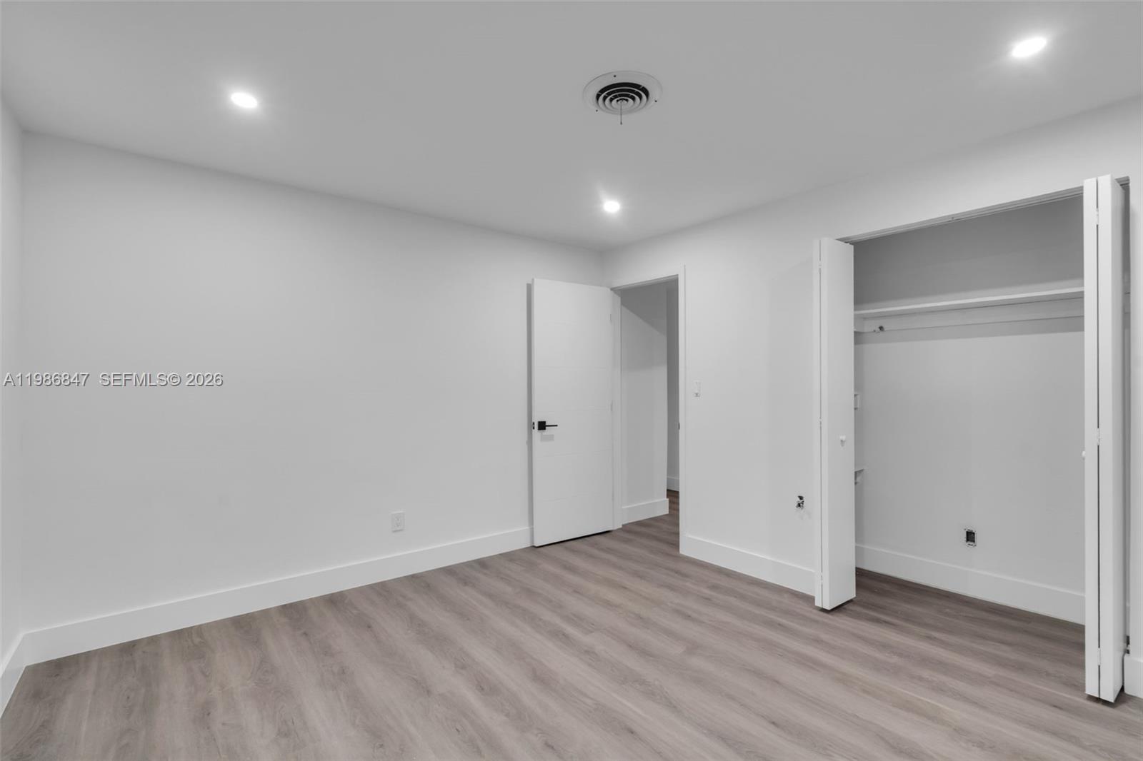 CRESTHAVEN NO 5 - Residential Lease