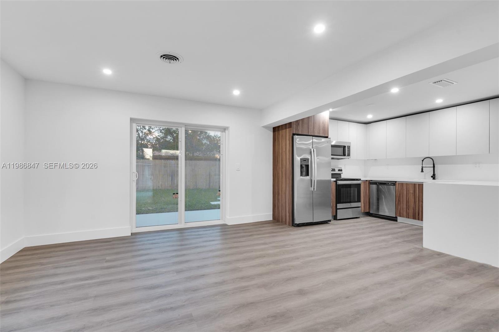 CRESTHAVEN NO 5 - Residential Lease