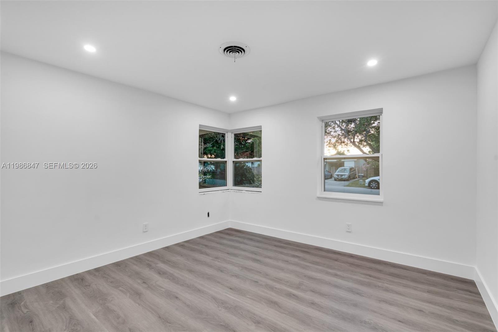 CRESTHAVEN NO 5 - Residential Lease