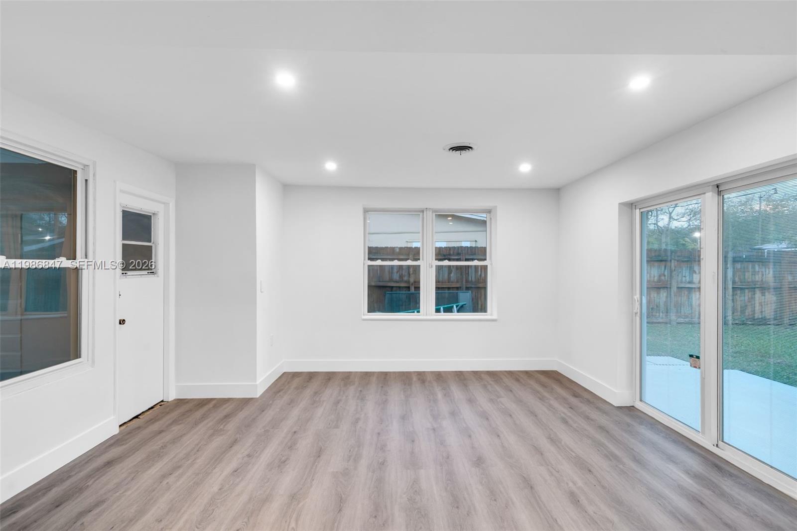 CRESTHAVEN NO 5 - Residential Lease