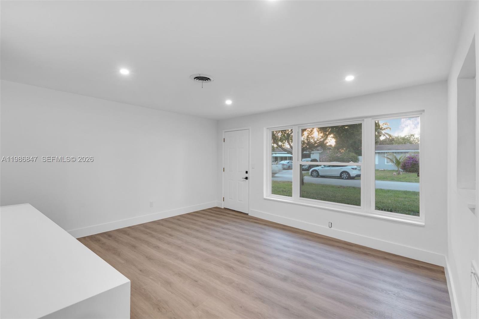 CRESTHAVEN NO 5 - Residential Lease