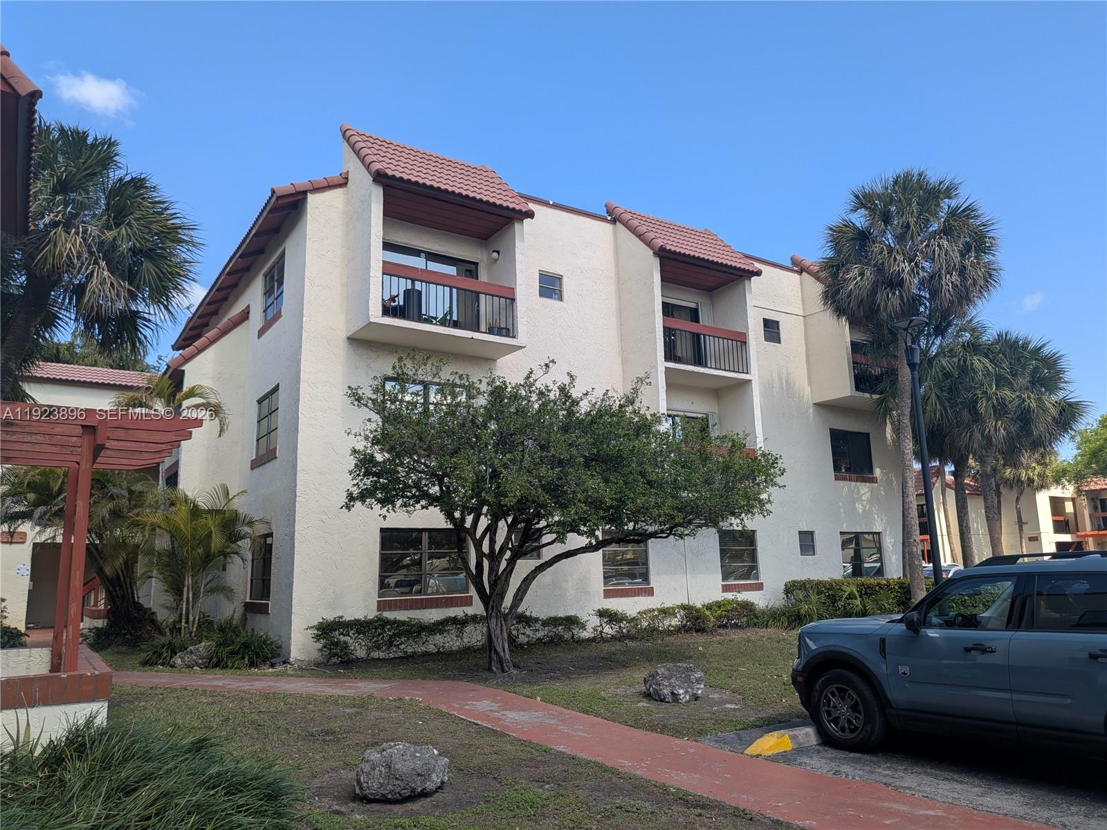 LAGO DEL REY CONDO #3 - Residential