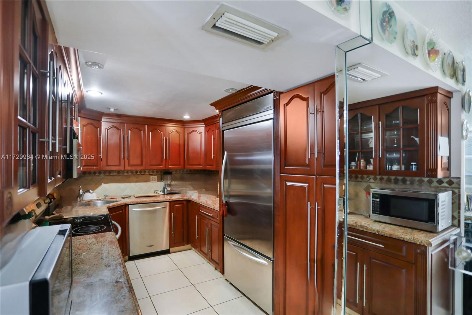 6039 Collins Ave 607