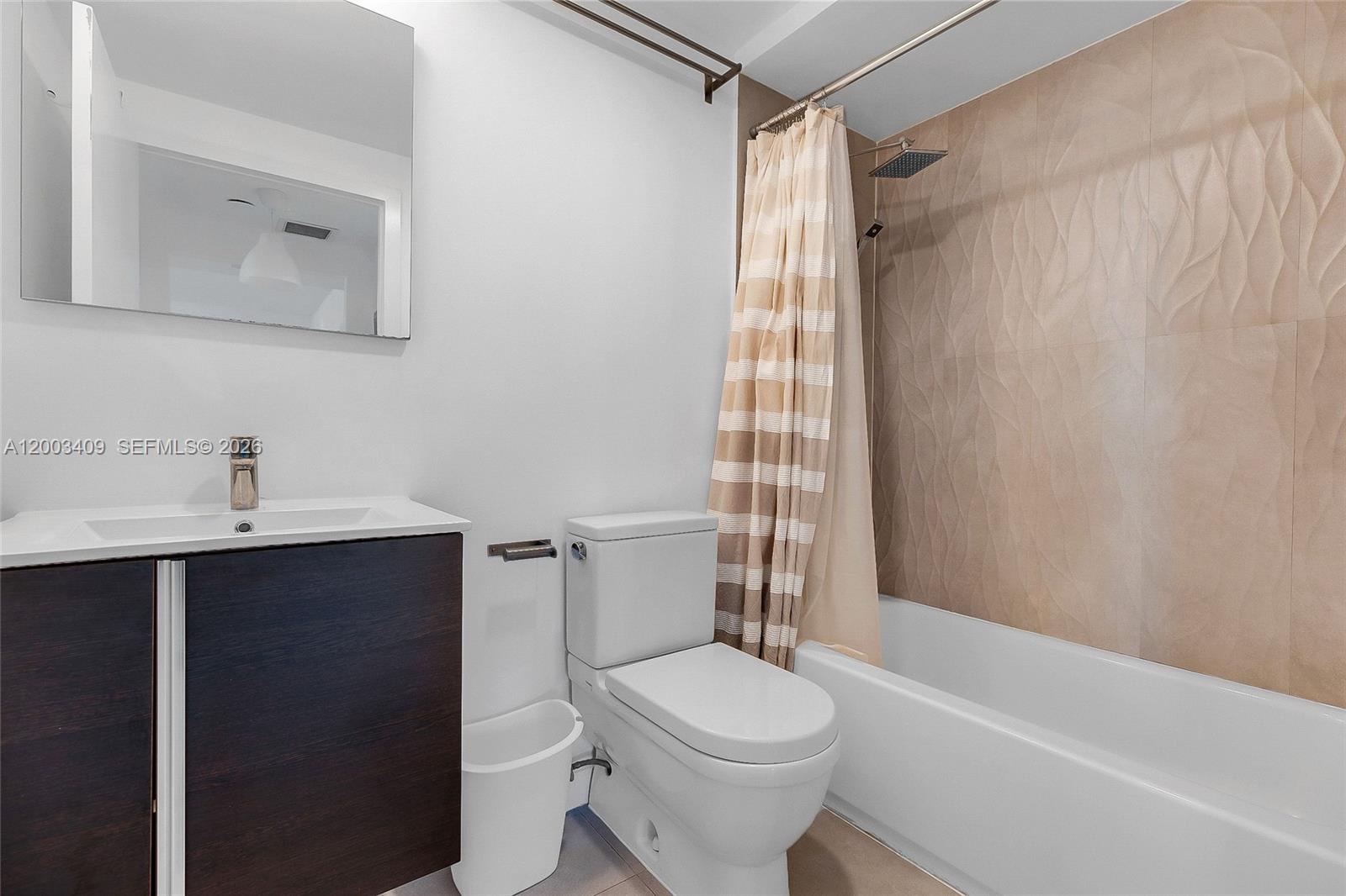 551/557 MICHIGAN CONDO - Residential Lease