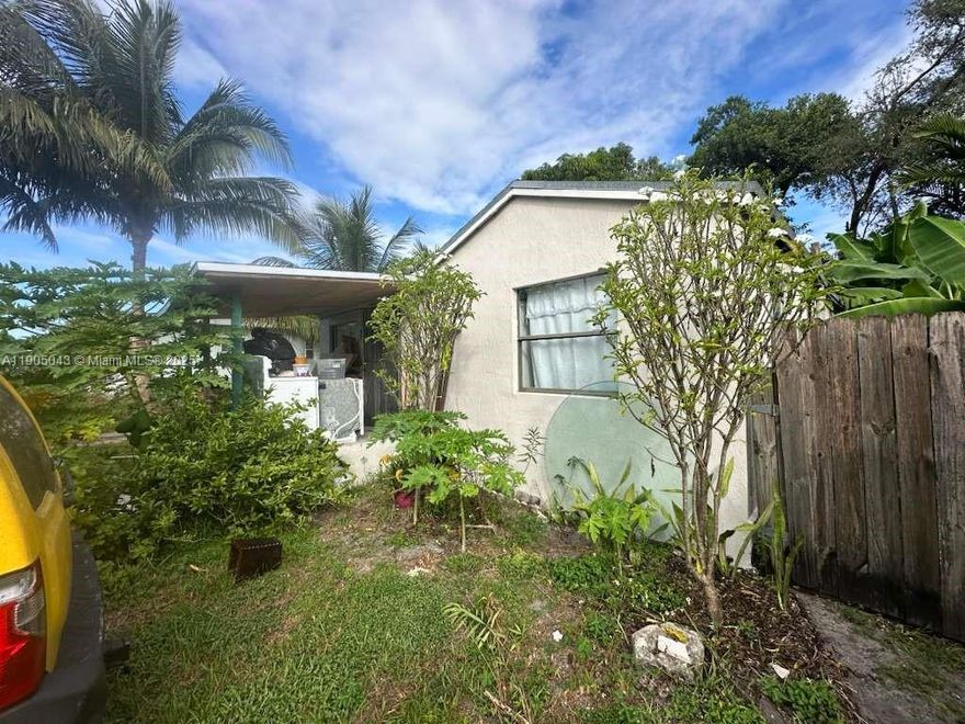 Handy man special! Great investment opportunity for a 2 bedroom one bathroom single family home in miami! Please see broker remarks, cash or hard money only.