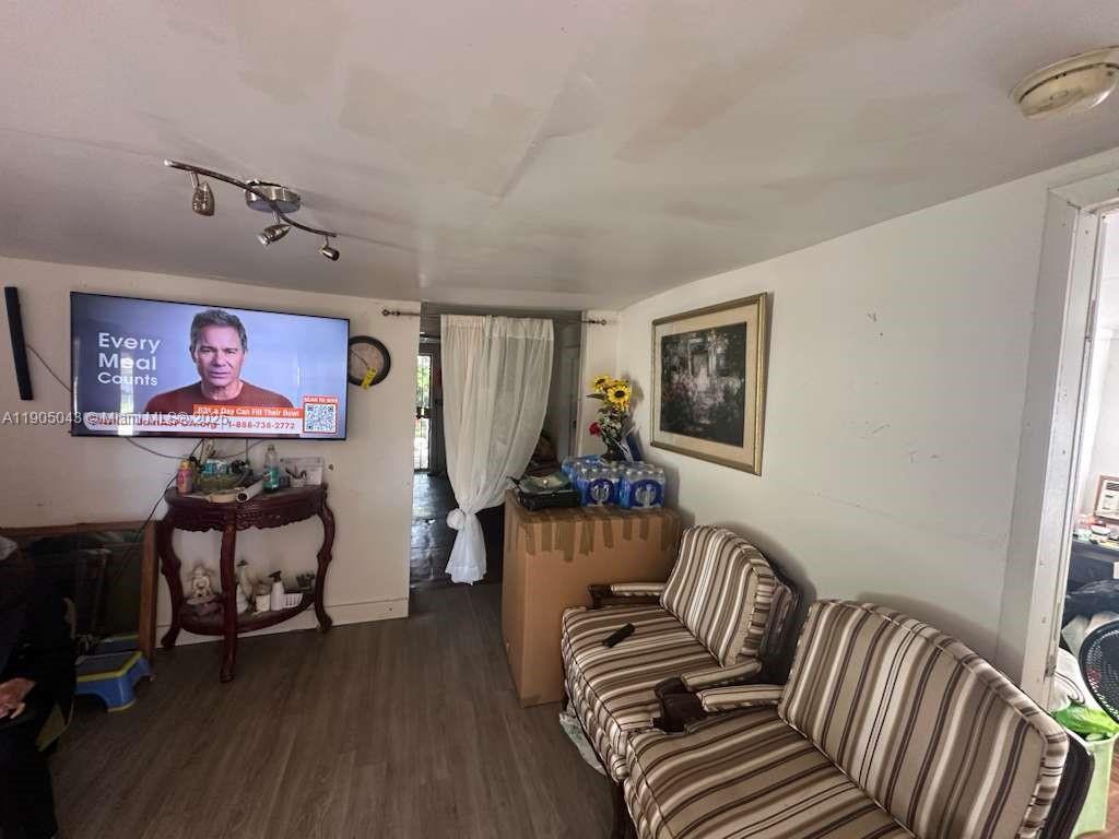 HOME OWNERS PARADISE - Residential