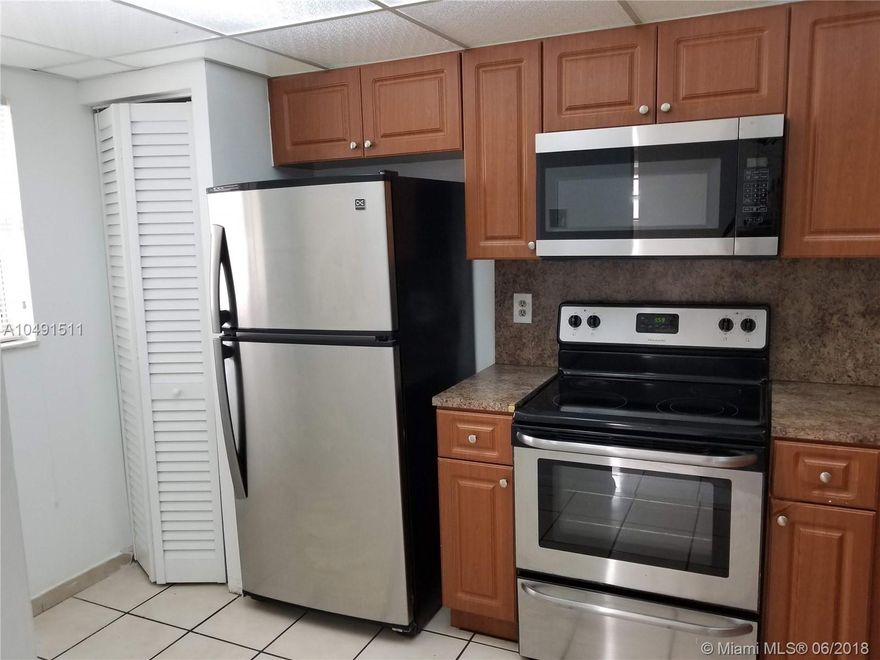 3/2 Condo located in the great gated community of Monterey. Send the listing agent a text message for the Showing instructions.