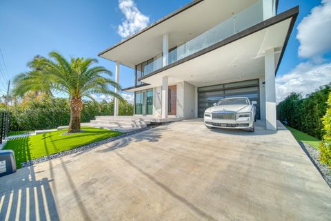7520 W Treasure Dr North Bay Village FL 33141