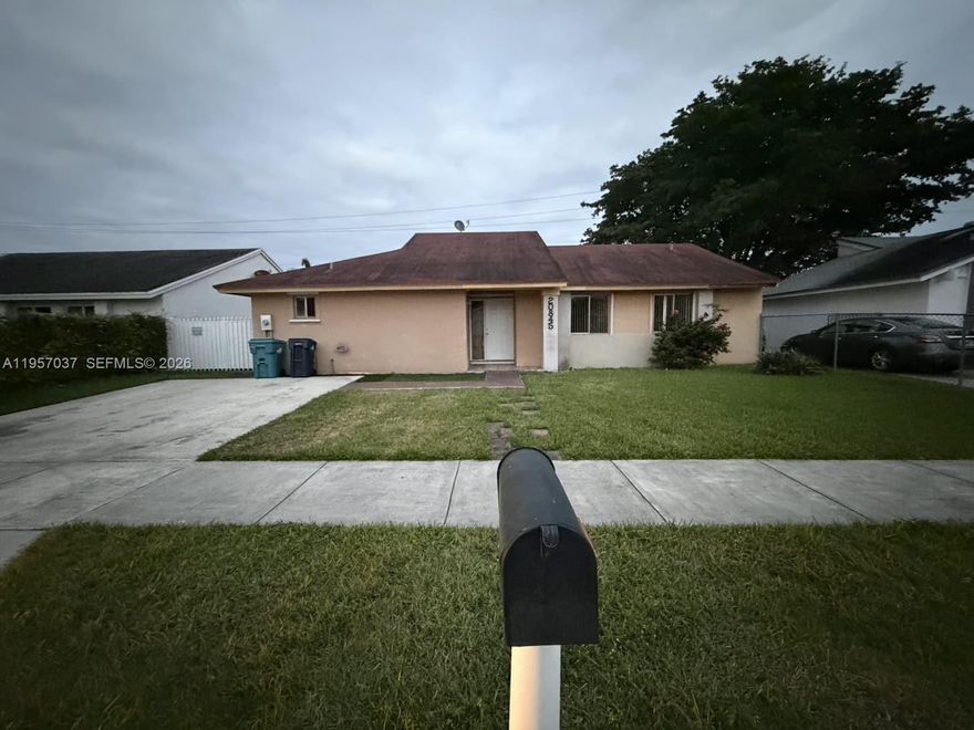Single Family in a quiet neighborhood, close to the expressway and ready for your personal touch. Text LA for showing.