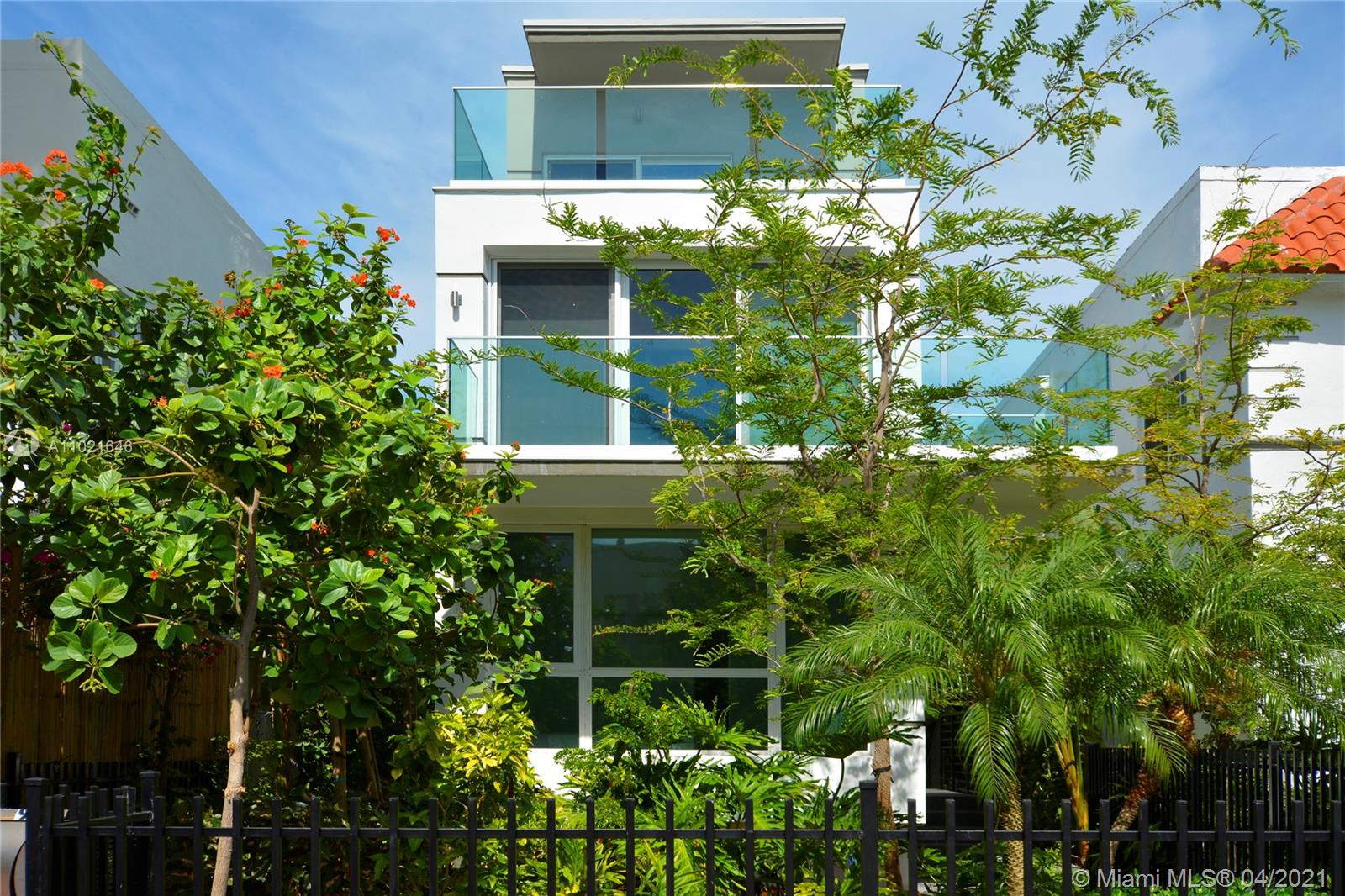 GREAT OPPORTUNITY TO LIVE IN A, ALMOST, BRAND NEW 3 STORIES TOWNHOUSE IN THE HEART OF SOUTH BEACH. ENJOY THE LARGE WINDOWS AT EVERY LEVEL GIVING GREAT NATURAL LIGHT IN EVERY ROOM. ENJOY YOUR PRIVATE AND LARGE TERRASSE ON YOUR 3RD FLOOR WIDE MASTER BEDROOM. EACH ONE OF THE 3 BEDROOMS HAS ITS PRIVATE BATHROOM. FULLY FURNISHED AND NICELY DECORATED - CONTACT US FOR A PRIVATE SHOWING.
PERFECT LOCATION TO WORK FROM HOME.