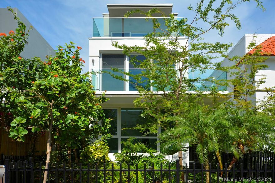 GREAT OPPORTUNITY TO LIVE IN A, ALMOST,  BRAND NEW 3 STORIES TOWNHOUSE IN THE HEART OF SOUTH BEACH. ENJOY THE LARGE WINDOWS AT EVERY LEVEL GIVING GREAT NATURAL LIGHT IN EVERY ROOM. ENJOY YOUR PRIVATE AND LARGE TERRASSE ON YOUR 3RD FLOOR WIDE MASTER BEDROOM. EACH ONE OF THE 3 BEDROOMS HAS ITS PRIVATE BATHROOM. FULLY FURNISHED AND NICELY DECORATED - CONTACT US FOR A PRIVATE SHOWING.
PERFECT LOCATION TO WORK FROM HOME.