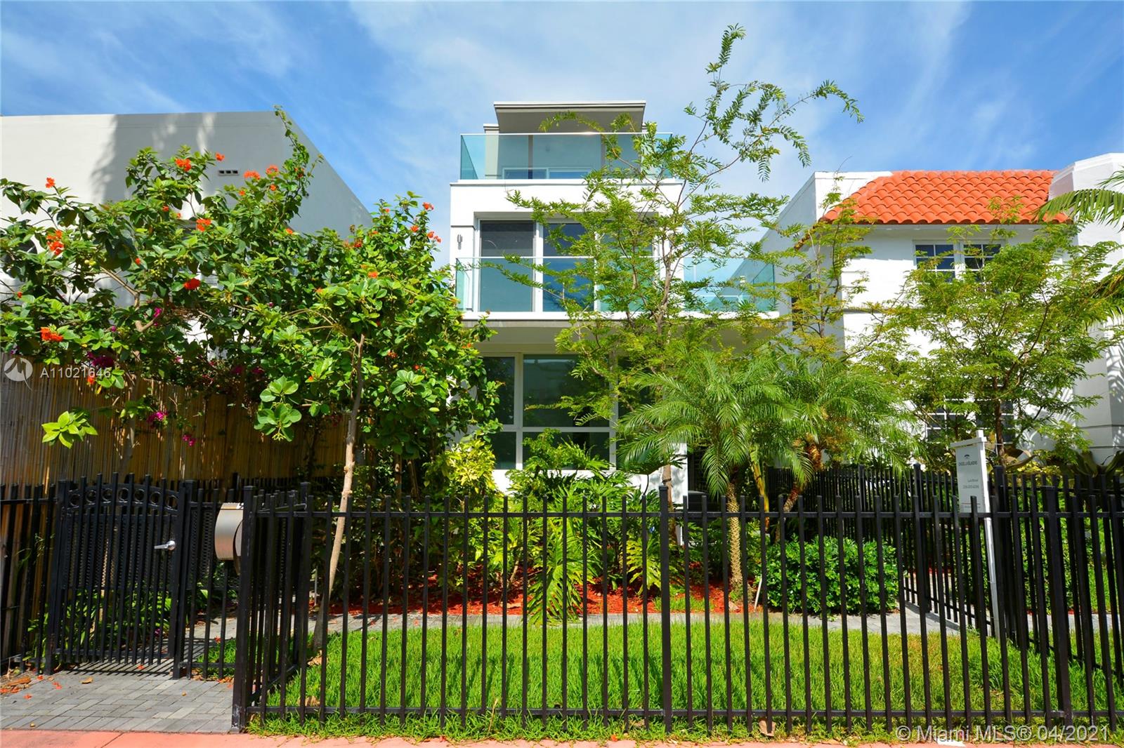 ESSENZA AT 1410 EUCLID CO - Residential Lease