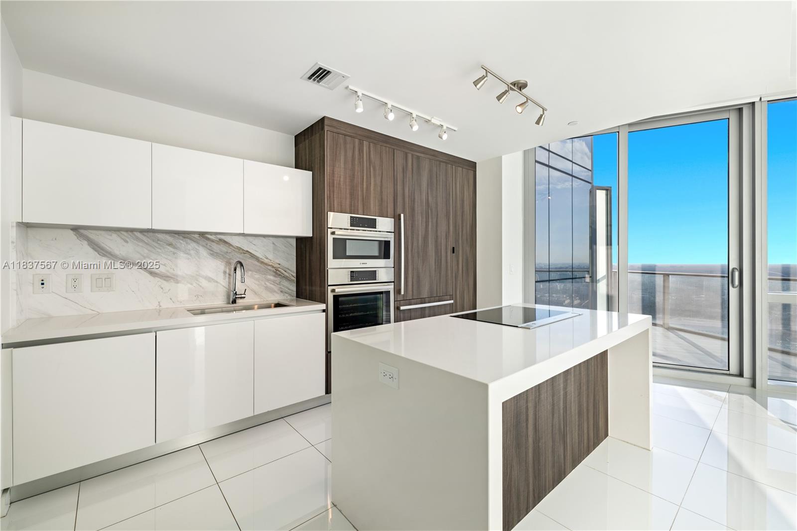This spacious 1?Bed?+?Den, 1.5?Bath unfurnished unit at Paramount World Miami offers expansive skyline views from the 42nd floor. Available for lease starting July 15, the residence combines contemporary design with unparalleled comfort. Enjoy access to the newest retail additions, including an Apple Store and an array of luxury shops. Located in one of Miami’s most coveted addresses, this unit provides a vibrant lifestyle with top-tier amenities and a prime location. Ideal for those seeking a high-end living experience with city views and convenience at their doorstep.