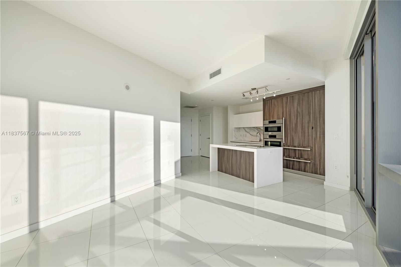 851 NE 1st Ave 4202