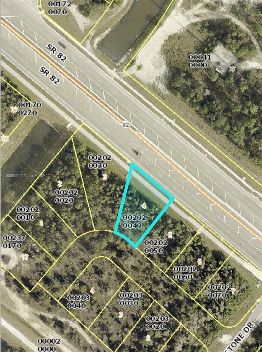 Residential lot of 0.29 acres for sale in Fort Myers, Florida! Build the home of your dreams in a quiet and rapidly growing area. Contact us for more details and a visit!