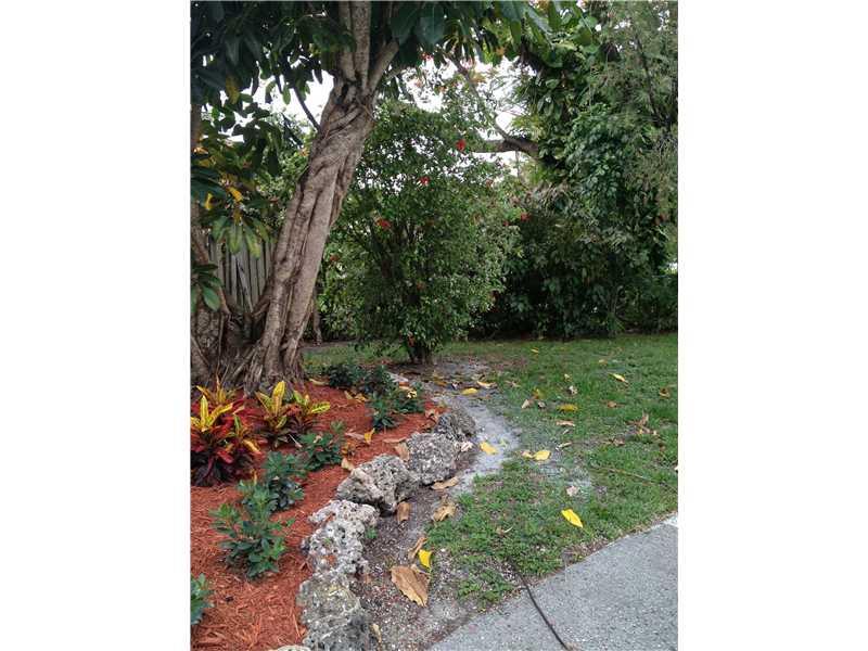 Gorgeous 4 bedrooms, 3 baths house in Pinecrest. Offers open kitchen, laundry, screened patio, pool, large yard and built shed. Pool and yard maintenance included! Garage for 2 cars. A+ location with excellent schools. Pets ok with deposit. No smoking ins ide.